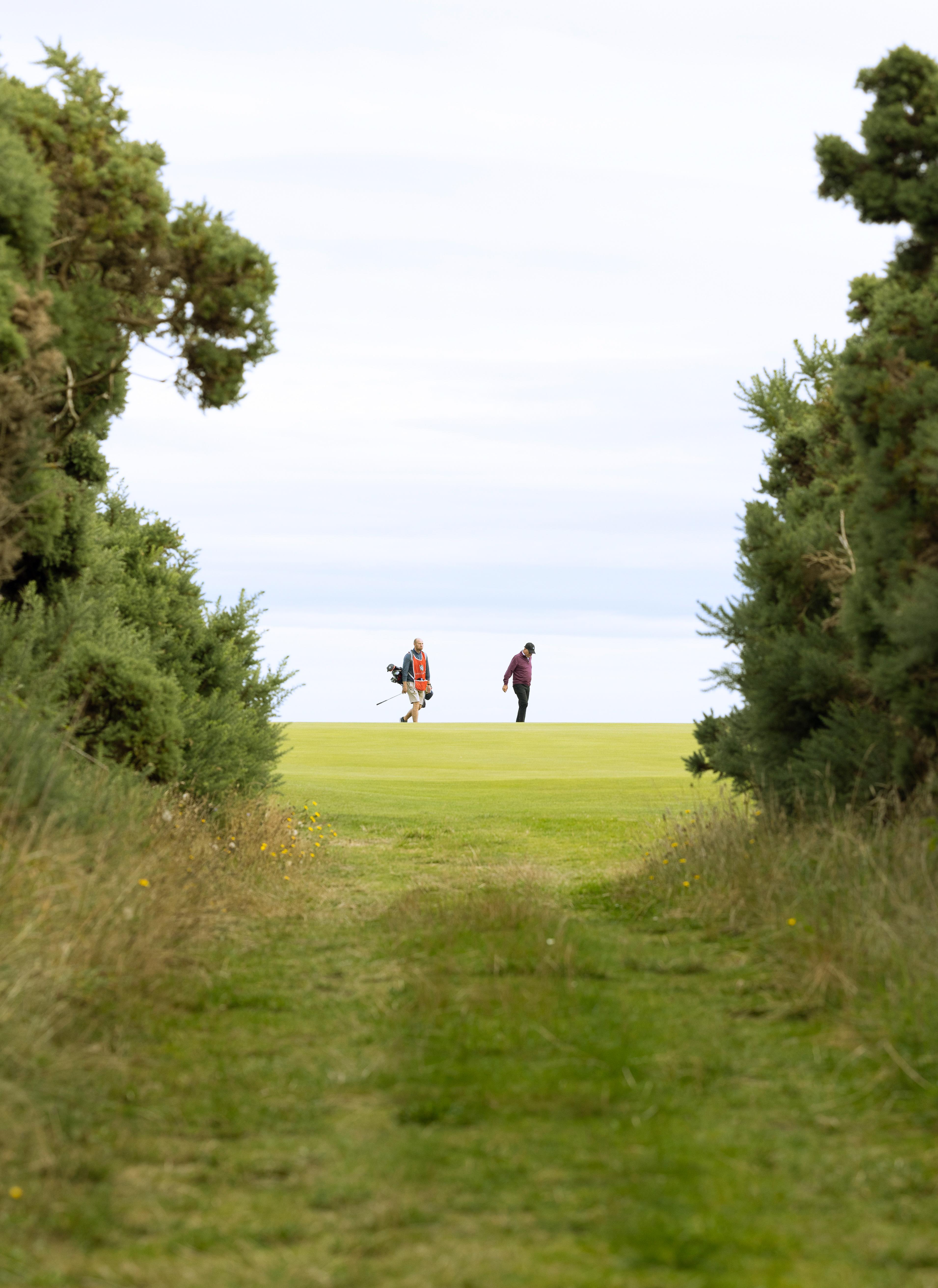 Dornoch Station 호텔 외부 사진 Golfers on the 18th fairway