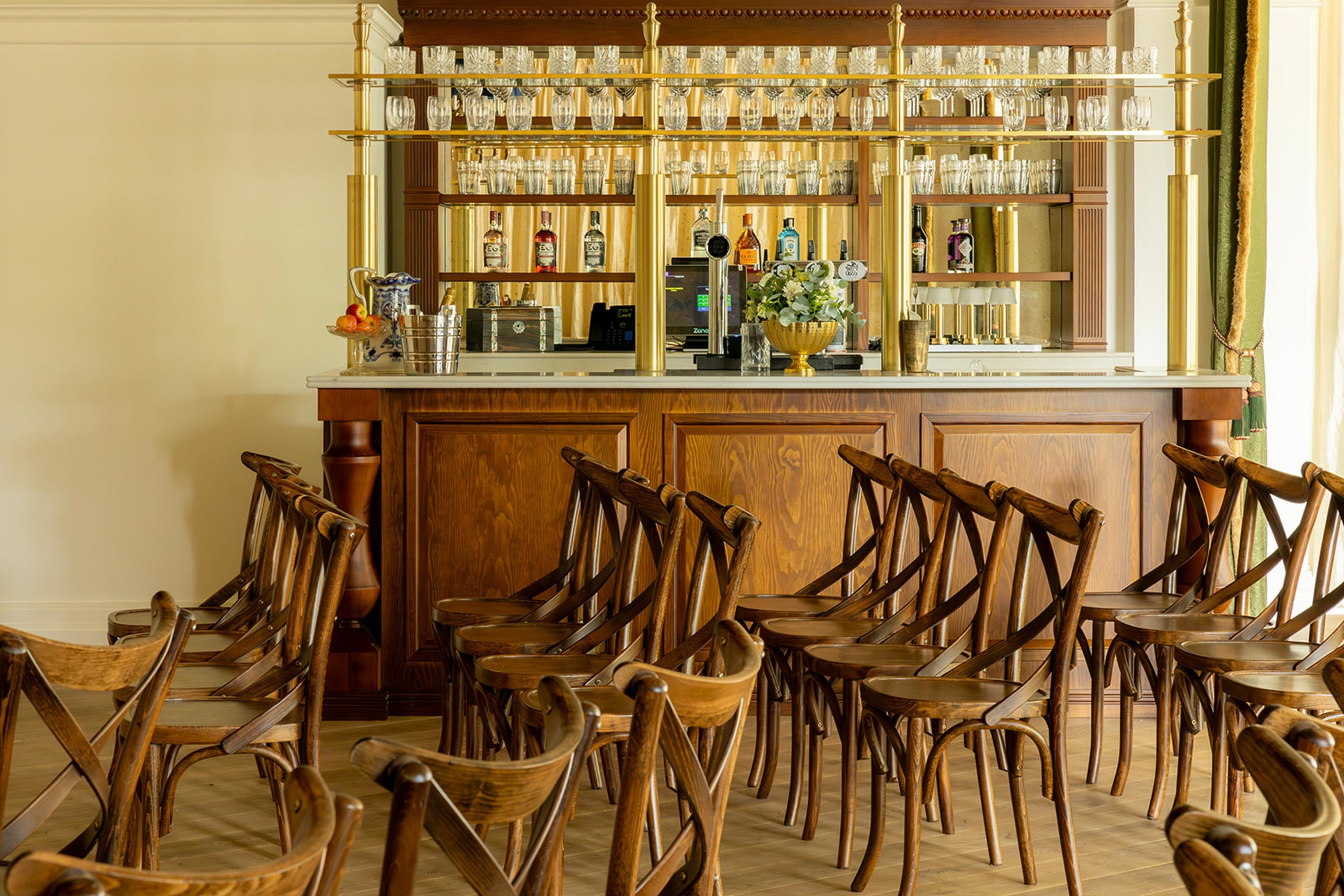 Dornoch Station 호텔 외부 사진 The bar at the Royal Automobile Club