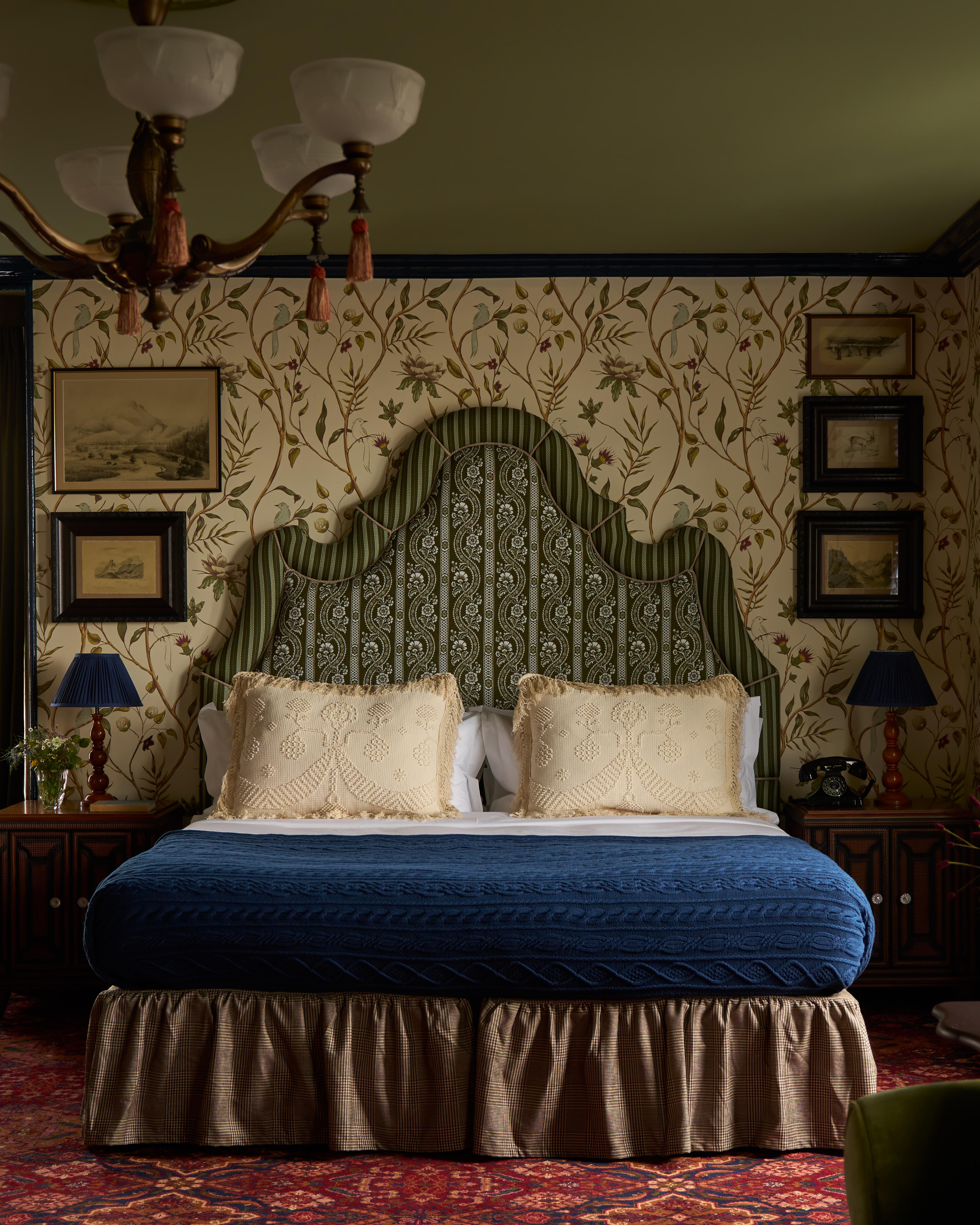 Dornoch Station 호텔 외부 사진 The bedroom at The Mitre Hotel